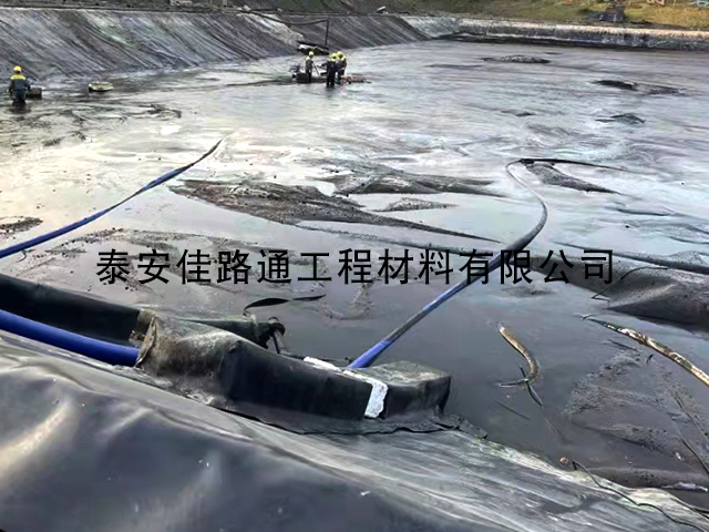 魚塘鋪設(shè)防滲土工膜時滲水該怎么辦？