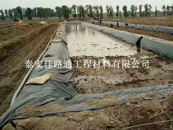 污水處理防滲膜鋪設(shè)施工注意哪些方面？