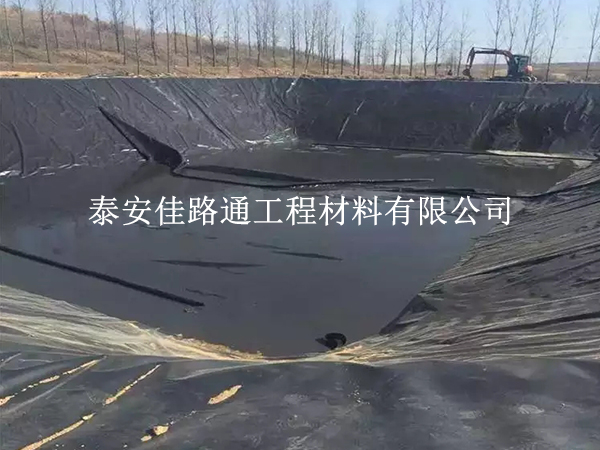 垃圾填埋場防滲膜鋪設(shè):不可或缺的準(zhǔn)備工作 垃圾填埋場防滲膜鋪設(shè):不可或缺的準(zhǔn)備工作