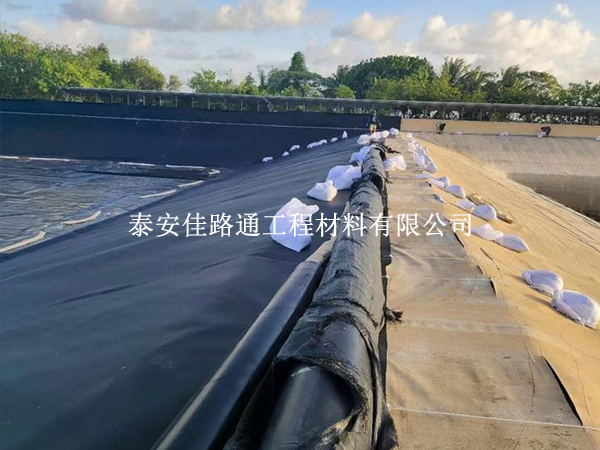 魚(yú)塘防滲膜施工成本為何有差異？這些因素是關(guān)